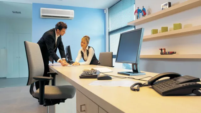 El uso de los tubos emisores UV-C reduce el ausentismo laboral ya que se elimina la presencia de gérmenes y bacterias en el aire y disminuye el contagio de enfermedades.