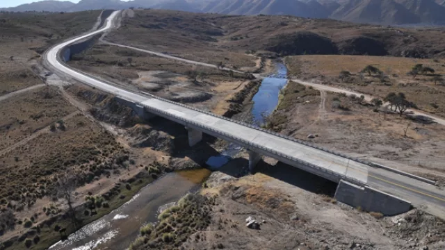 Se construyó un puente de 102 metros de longitud sobre el río de La Suela
