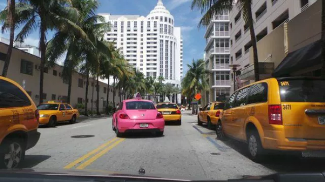 Entre la maraña de “botes” amarillos (los taxis de la ciudad), un New Beetle se abre paso a las miradas: es el delivery del restaurante Pink House.