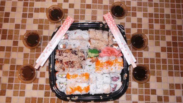 40 piezas de sushi con delivery al departamento por muy razonables US$ 25, es decir, unos $ 160 tomando el “dólar tarjeta” (del que se puede descargar un 20% de Ganancias).