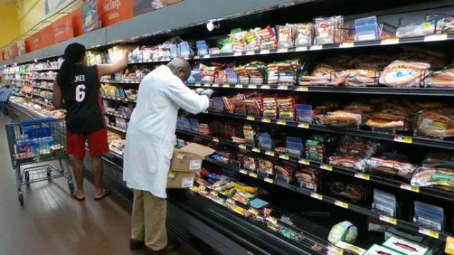 Las góndolas de frío y congelados son “kilométricas” y responde a un hábito: acá la comida se “make” y rara vez se “cook”.