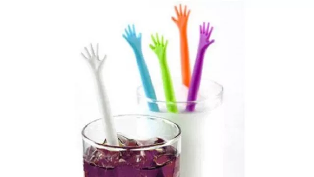 High five! Manitos para mezclar bebidas. (Disponible en Esperanto A Go Go)