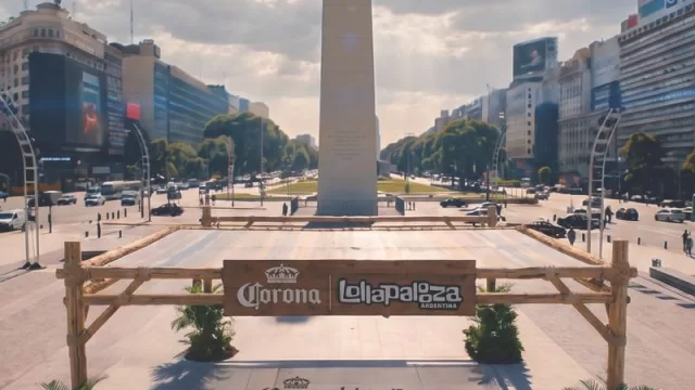 Corona usó la luz del sol sobre el Obelisco para revelar el lineup de Lollapalooza 2027