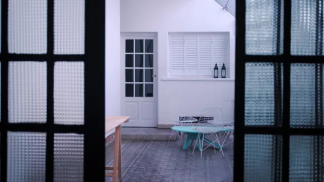 La casa también cuenta con un patio al aire libre para recrear y descarsar.