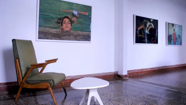 La salita para recibir clientes cuenta con muebles de diseño de autor al igual que cuadros e iluminaria acorde.