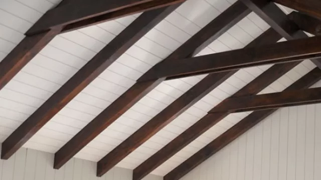 El interior de los paneles para techos viene de maderas preciosas, placas de Yeso, fibrocemento OSB, etc.