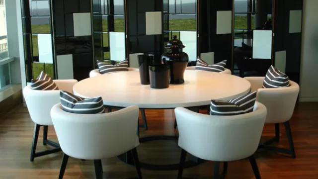 Comedor y biombo diseñado por Jorge Gorgonza