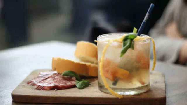 Degustaron tragos y acompañaron con una picadita. 