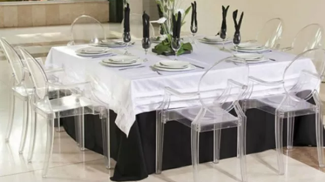 Los especialistas recomiendan contrastar la presencia de un mueble con el efecto de amplitud que producen las sillas transparentes. 