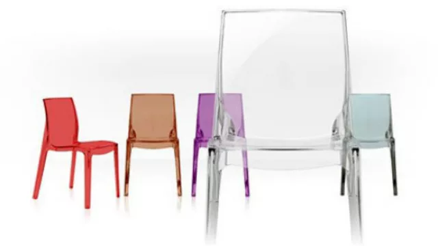Las sillas de acrílico transparentes también vienen en colores y en estos casos es recomendable situarlas de forma individual otorgando el espacio necesario para no contaminar el ambiente.