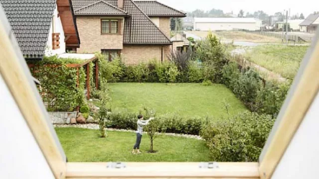 Las ventanas para techo de baja pendiente deben instalarse a la altura de la vista de una persona sentada o recostada.