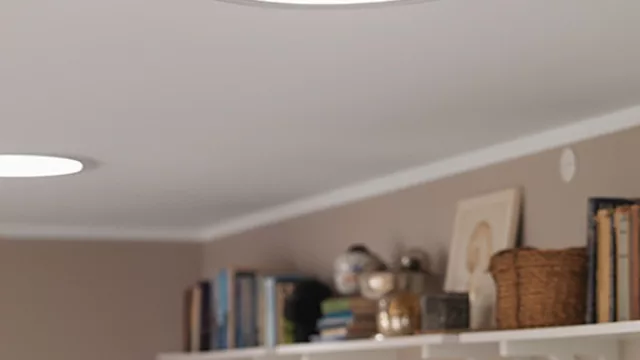 También podés montar el diseño de las ventanas en el interior y jugar una suerte de lámparas eléctricas instalar en el techo pero con luz solar. 