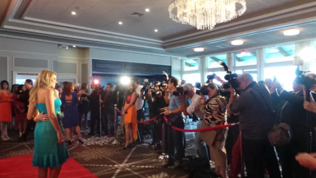 Personalidades y periodistas desfilaron por la alfombra roja en el evento de CNN Latino