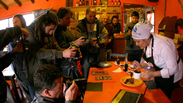 Los reporteros gráficos en plena tarea. Luego, degustaron las bondades de la chef.