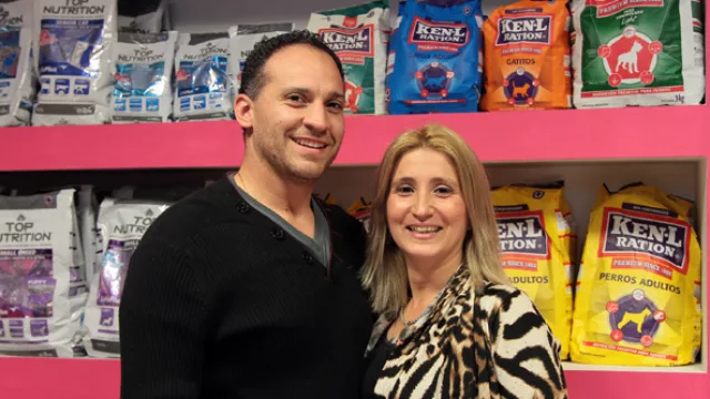 Martin Videla, propietario del local, junto a su esposa, Natalia Doffo.