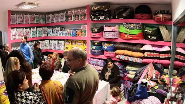 Los clientes y vecinos del barrio, presentes durante la inauguración del gran local.