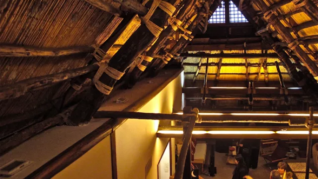 El techo es de junco y troncos atados con nudos que se lubrican con aceite vegetal