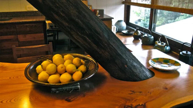 La cocina esta en la tercera planta, donde viven los propietarios. Una viga atraviesa la mesa