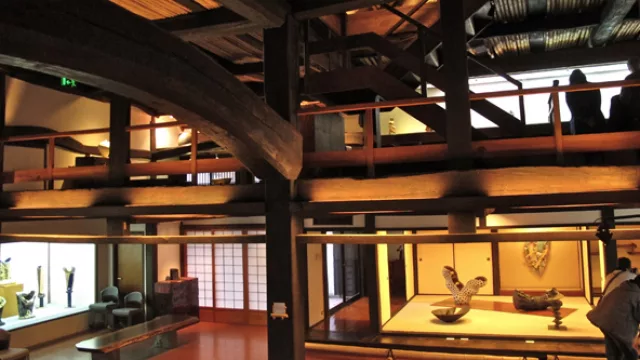 La estructura es un sistema de vigas de madera encastradas, pesan cerca de 4 toneladas cada una