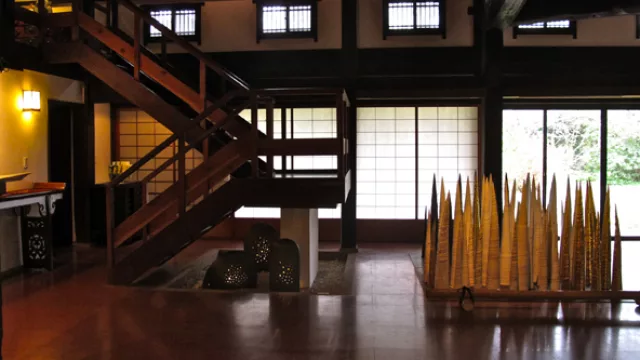 Las puertas son paneles corredizos de madera y papel