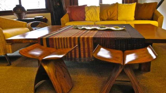 El estar de la familia, en la tercera planta, la mesa es diseño de los dueños