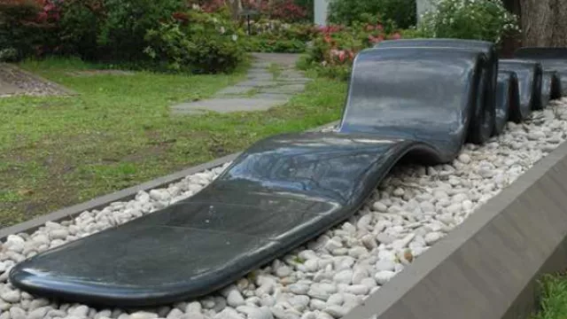 La escultura representa los ríos de Japón, y el movimiento del agua los momentos de la vida