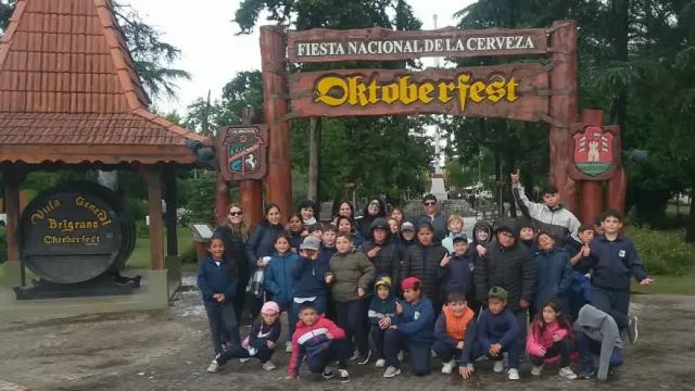 Viajar también es una manera de aprender y la experiencia se complementa con los estudiantes en el aula
