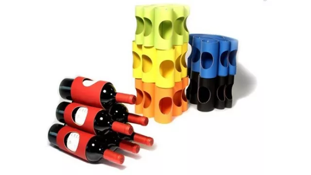 Las botellas de vino pueden acomodarse con estas piezas de cuero ecológico.