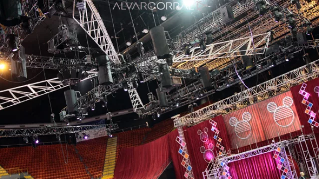 La superestructura que montaron en el Orfeo atendiendo a cada detalle de iluminación y musicalización.