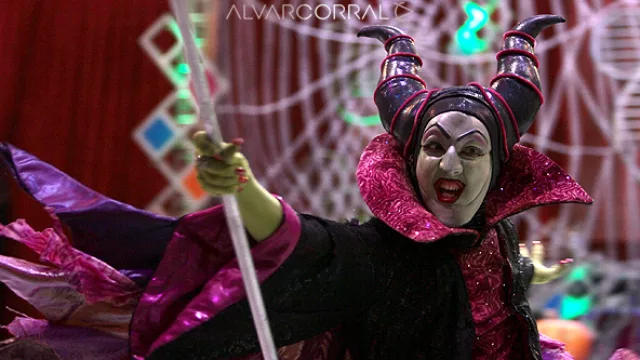 La bruja de la Bella Duermiente, la mala de la película, creando tensión durante el espectáculo.