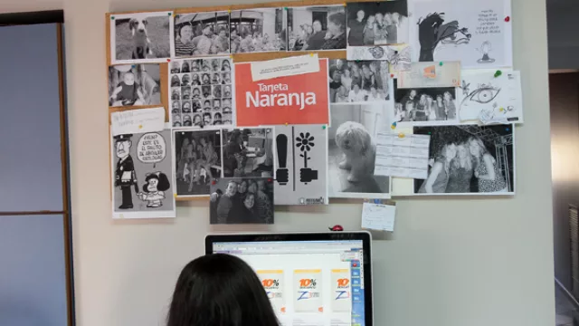 Las paredes empapeladas de ideas y trabajos