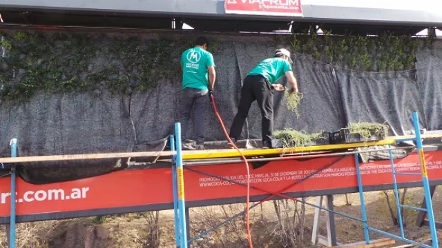 El cartel se está instalando frente a la Mujer Urbana.