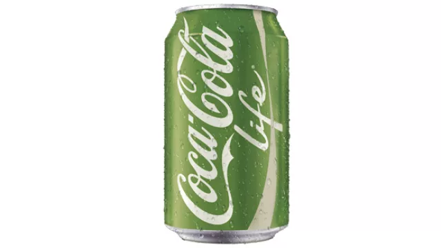 A la perinola... ¿una Coca Cola verde? Sí, por fuera sí.  Por dentro es oscura como la clásica, dulce pero con 60% menos de calorías.