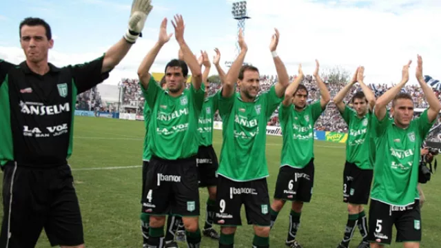 Sport 2000, la indumentaria que le trajo suerte a Sportivo Belgrano (y a Chaco For Ever)