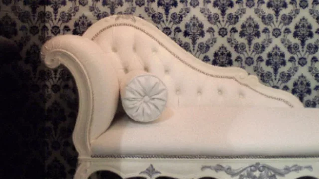 El reflejo de los vidrios ayuda a iluminar algunos ambientes y en casos, amplía los espacios.