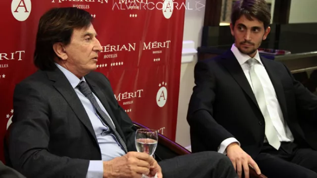 Martín Amengual y su hijo, durante la presentación del hotel de categoría superior.