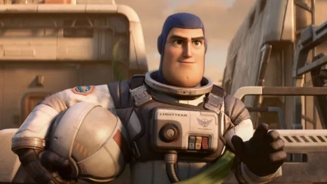 La película “Lightyear” es censurada en 14 países por un beso 