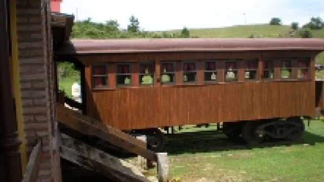 El restaurante todavía cuenta posee los rieles originales del tren y se emplaza sobre ellos.