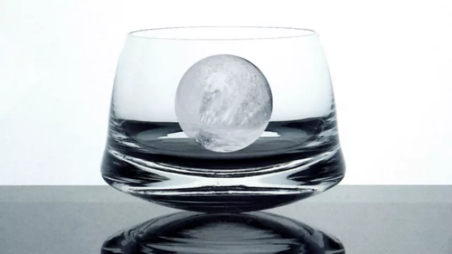 Vaso Mareado tipología innovadora y calidad formal, realizado en Cristal Soplado. (2005)