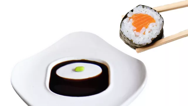 Sushi DIP. Plato de Sushi que integra en un solo producto un contenedor para la salsa de soja y un espacio para el condimento (wasabi), realizado en cerámica esmaltada