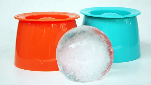 Hielo en Bolas. Molde para realizar esferas de hielo de 5cm de diámetro realizados con materiales plásticos de alta calidad que garantizan la durabilidad y excelente terminación del producto.