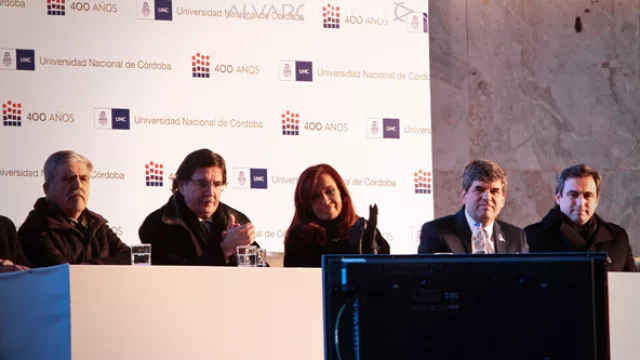 La Presidenta, acompañada por el rector de la UNC, Francisco Tamarit; el intendente de la ciudad de Córdoba, Ramón Mestre; y demás autoridades nacionales, provinciales y académicas.