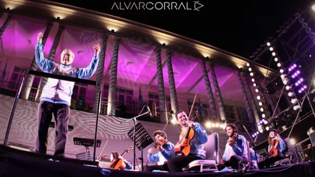 La Orquesta Juvenil Libertador San Martín cerró la noche junto frente al Pabellón Argentina.