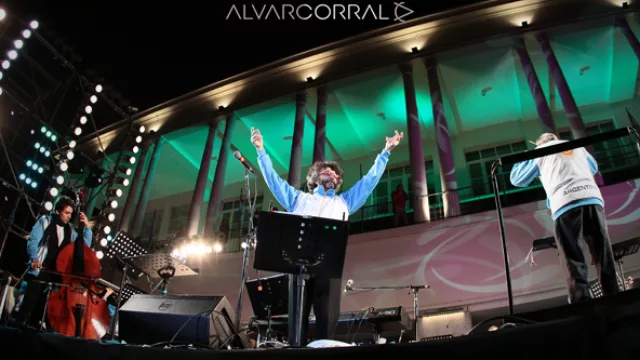 De celeste y blanco, cerró Fito una gran velada en la UNC.