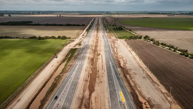 Llaryora inauguró un tramo de la Autopista 19 y destacó el empleo que genera la obra pública