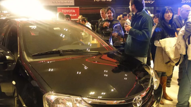 Pasen y vean: la presentación del equipo Toyota del Súper TC2000 fue ocasión para mostrar el nuevo Etios en sus dos versiones: sedan (foto) y 5 puertas.