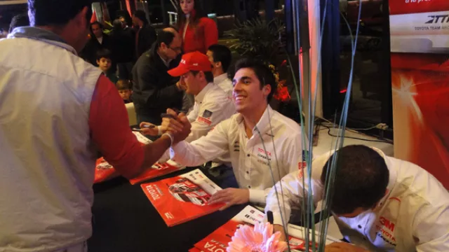 Los pilotos trabajando: el equipo de competición del Súper TC2000 firmó gorras y afiches hasta el cansancio, siempre con una sonrisa.