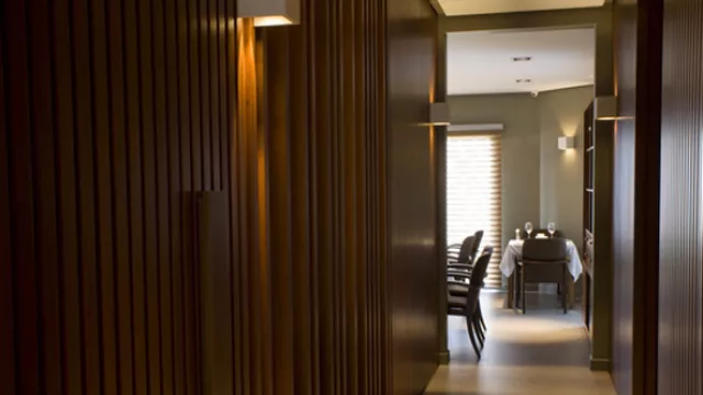 El corredor es el alma de la casa, revestido con listones de madera de guayabao.