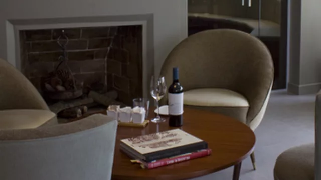 El lounge destaca con muebles y textiles de colores neutros.