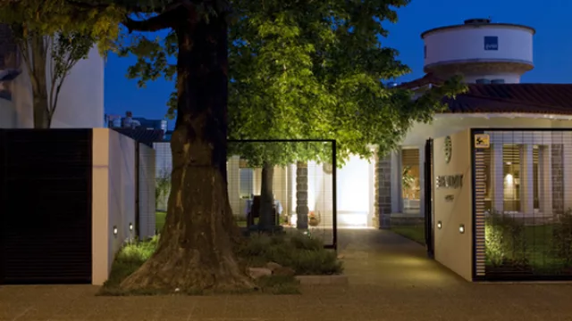 La fachada se mantuvo intacta, incluso el roble del jardín delantero.